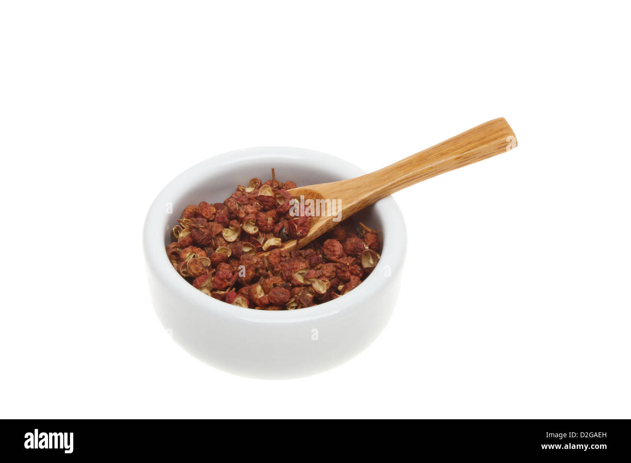 Szechuan Pfeffer mit einem hölzernen Löffel in ein Töpfchen isoliert gegen weiß Stockfoto