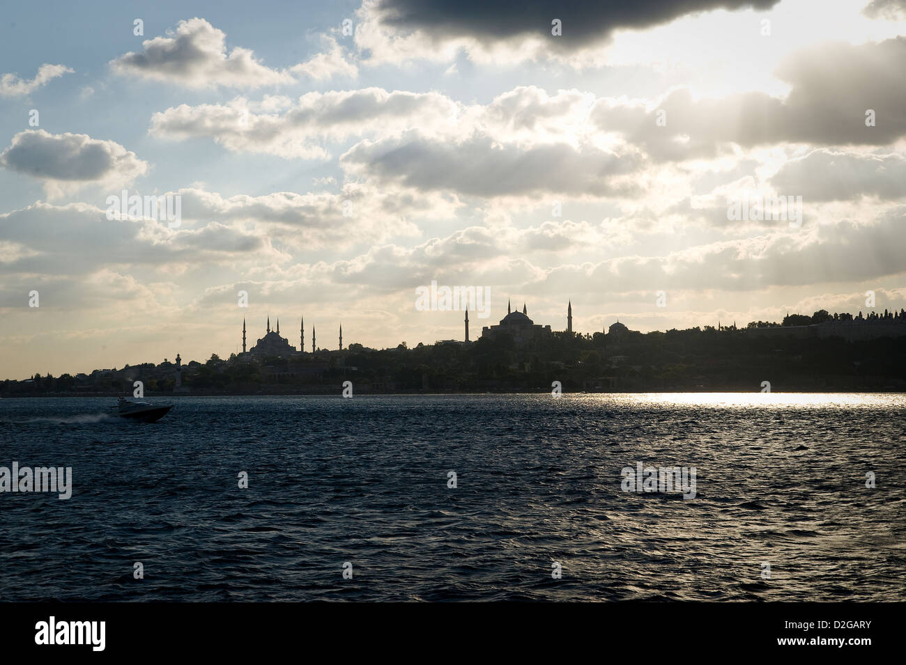 Türkei, ISTANBUL: Der beste Ausblick auf die Moscheen in Sultanahmet ist von einem Boot auf dem Bosporus. Stockfoto