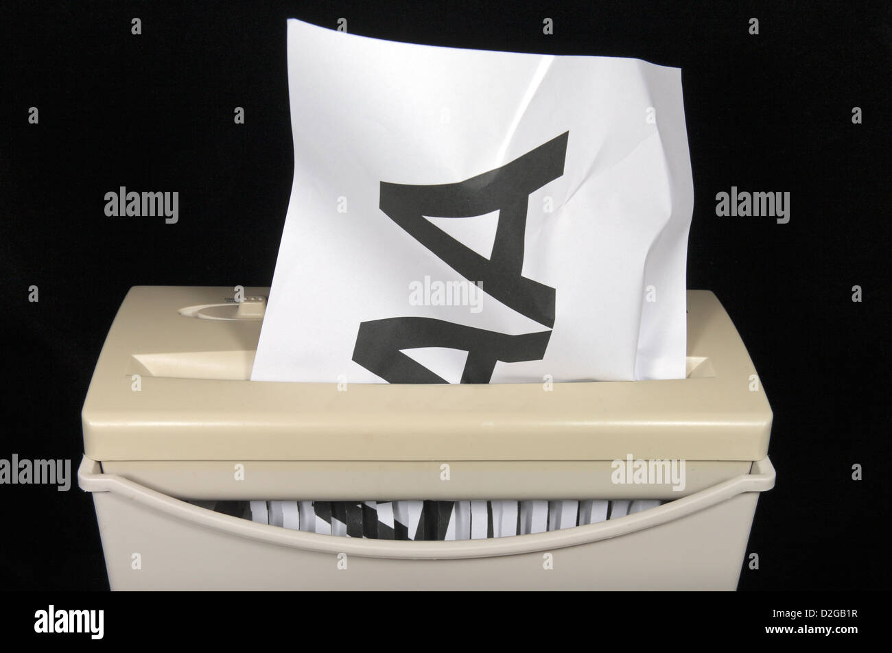 A AAA auf A4 Papier wird gedruckt, geschreddert, symbolisiert eine Herabstufung von der Bestnote AAA. Stockfoto