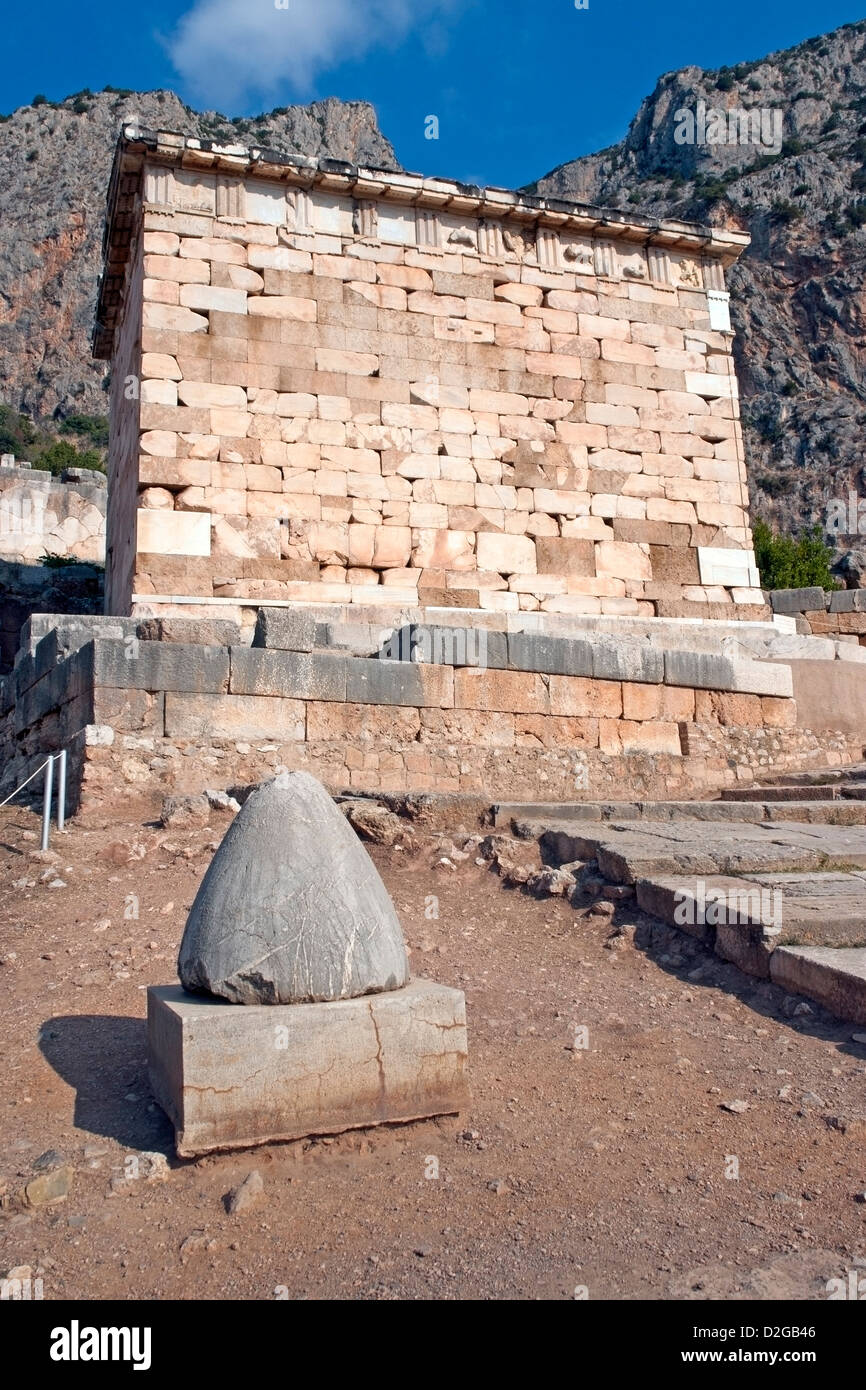 Der Omphalos, manchmal bekannt als "Nabel der Welt" in den Ruinen von Delphi; Griechenland Stockfoto