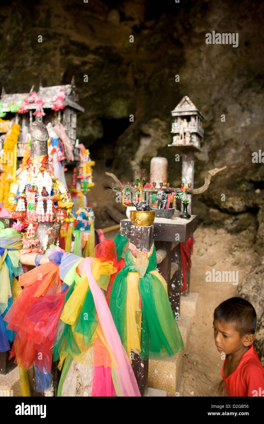 Angebote bringen viel Glück bei der Princess cave Tempel in der Klippe Hut Tham Phra Nang; Ao Nang, Krabi Provinz. Thailand Stockfoto