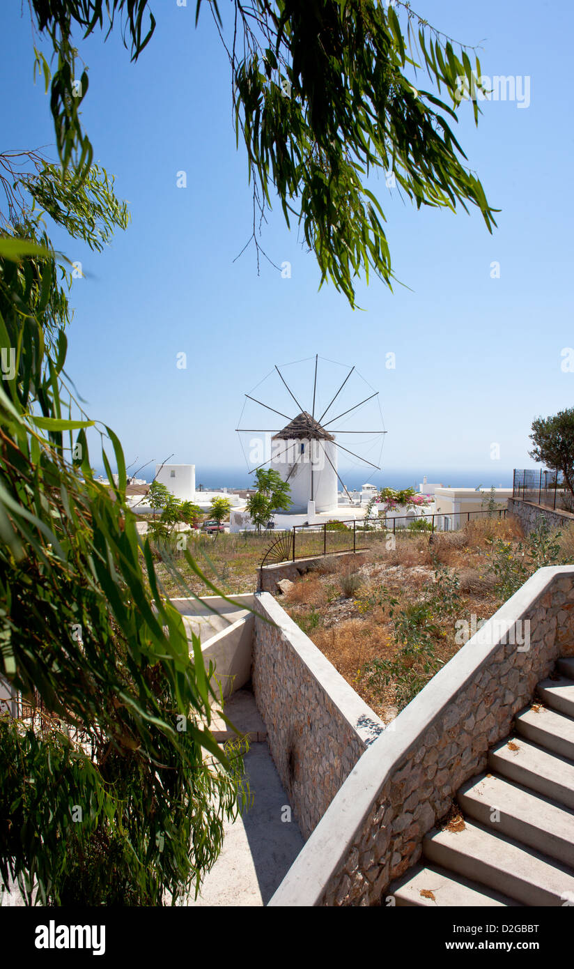 Santorini Windmühle vor blauem Himmel Stockfoto