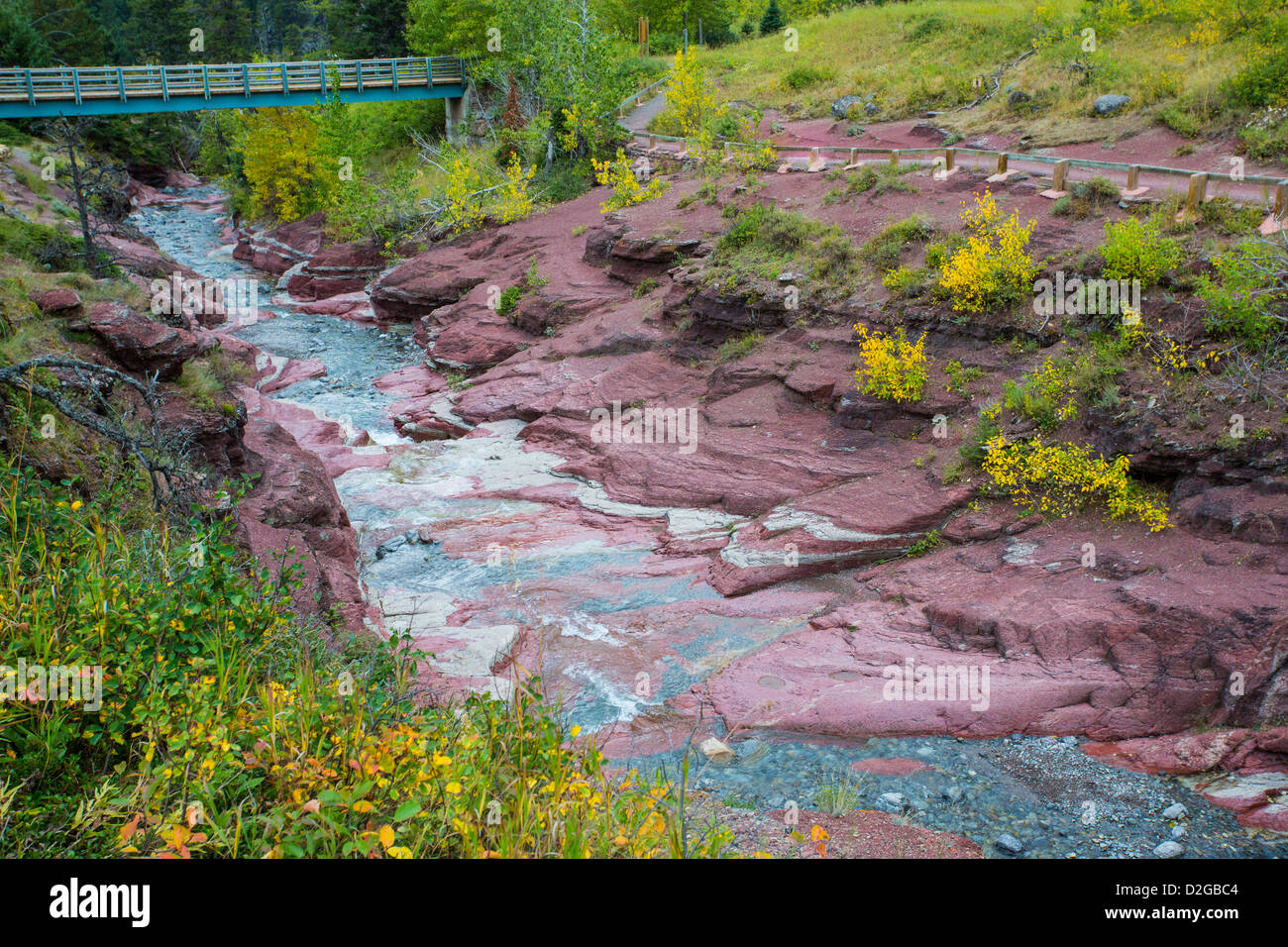 Klarem Wasser der Bach fließt aber Red Rock Canyon in Waterton Lakes National Park in Alberta Kanada Stockfoto