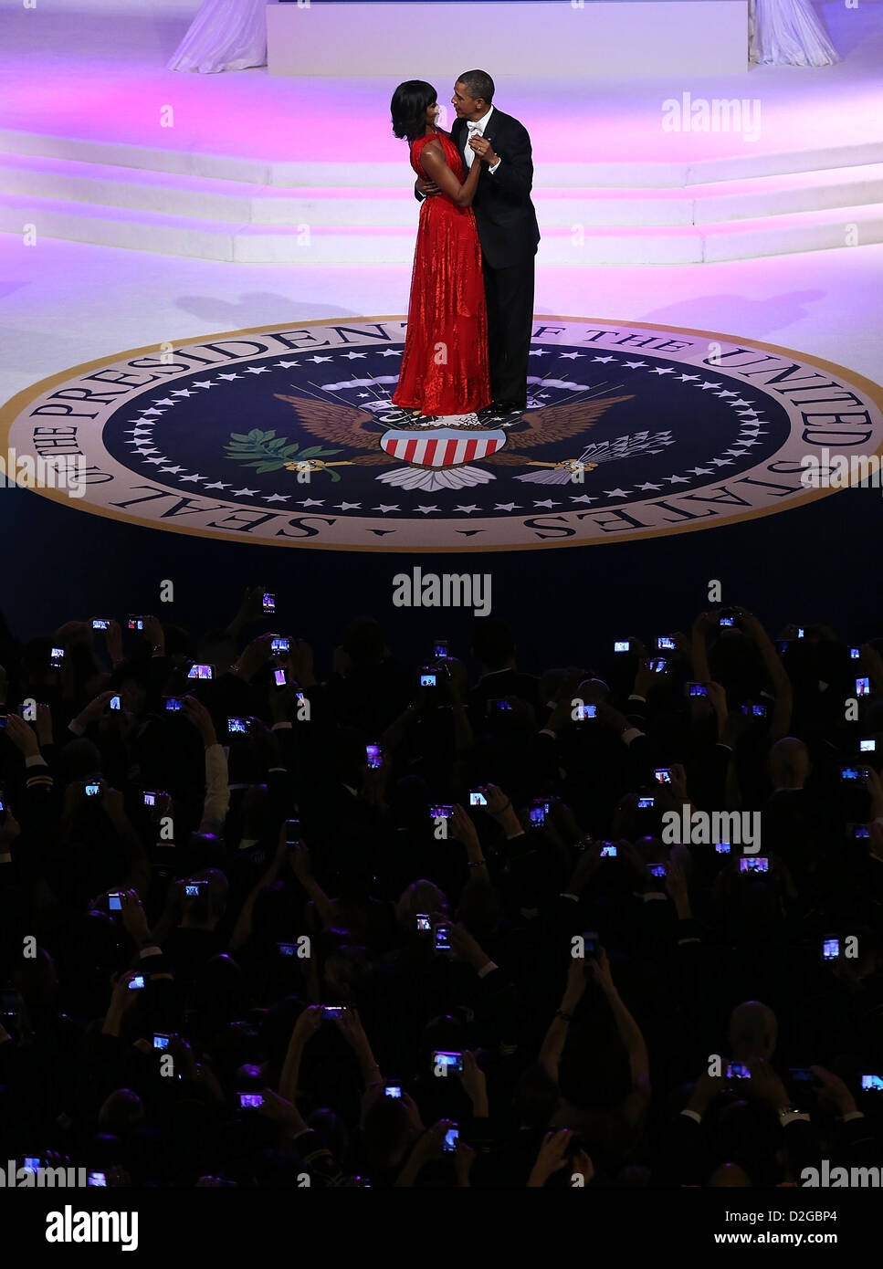 21. Januar 2013 - Washington, District Of Columbia, USA - United States President Barack Obama (R) Tänze mit First Lady Michelle Obama auf dem Oberbefehlshaber-Ball am 21. Januar 2013 in Washington, DC. Präsident Obama wurde vereidigt für seine zweite Amtszeit als Präsident während einer öffentlichen feierlichen Einweihung früher in den Tag. (Kredit-Bild: © Justin Sullivan/Pool/Cnp/Prensa Internacional/ZUMAPRESS.com) Stockfoto