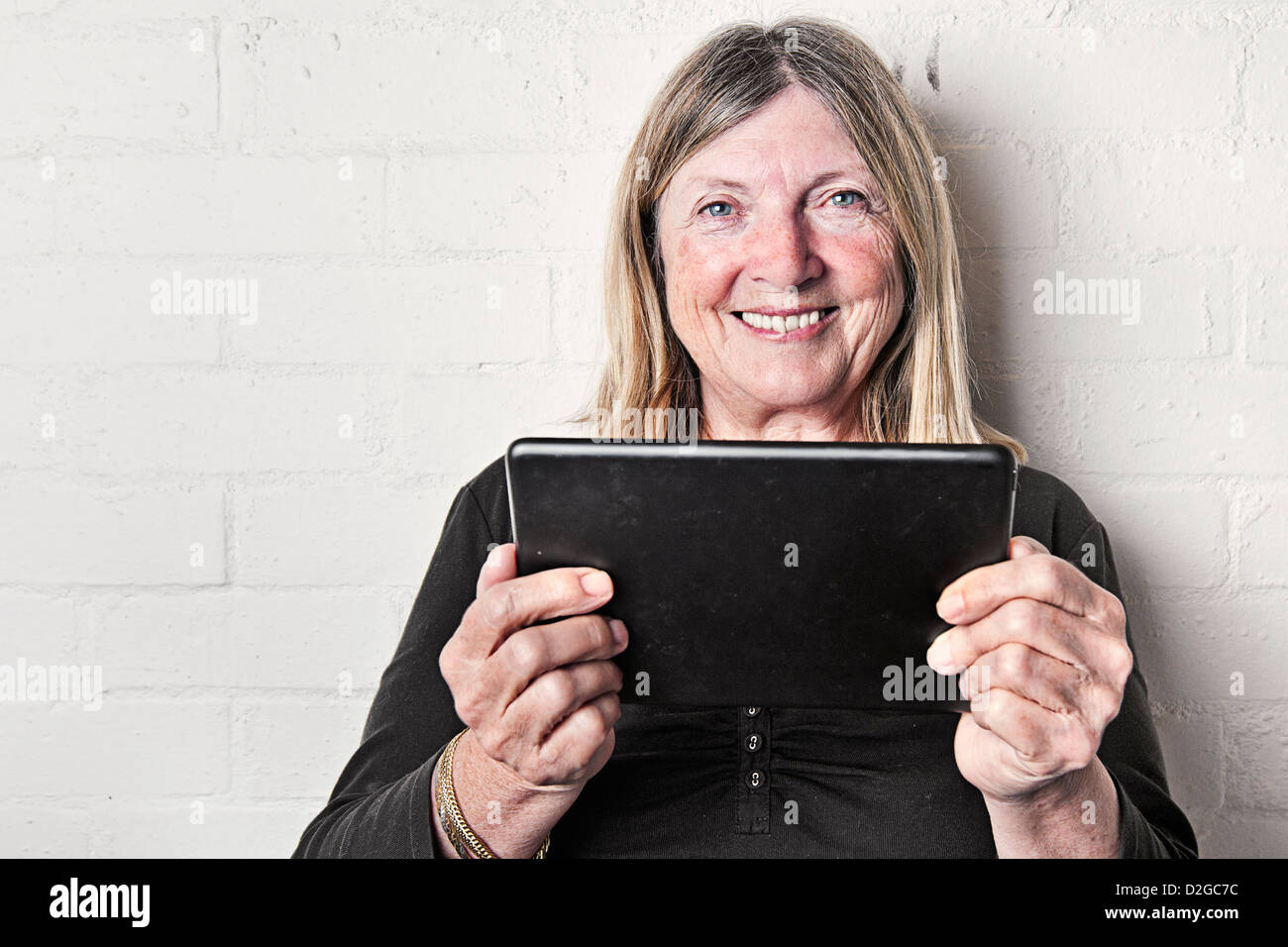 Senior-Lady mit dem iPad Mini Stockfoto