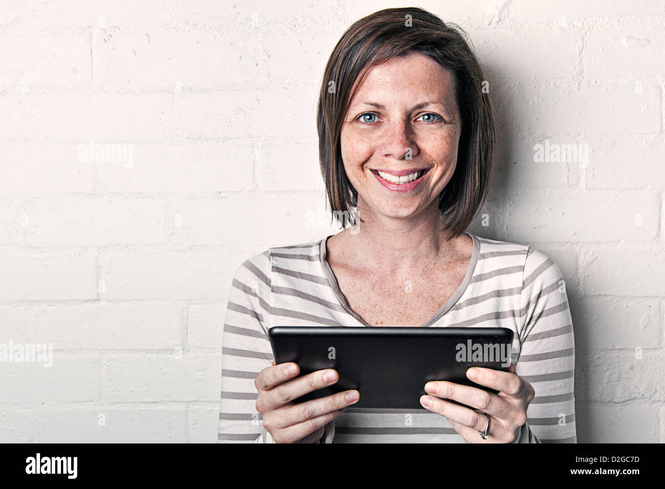 Frau mit iPad mini Stockfoto
