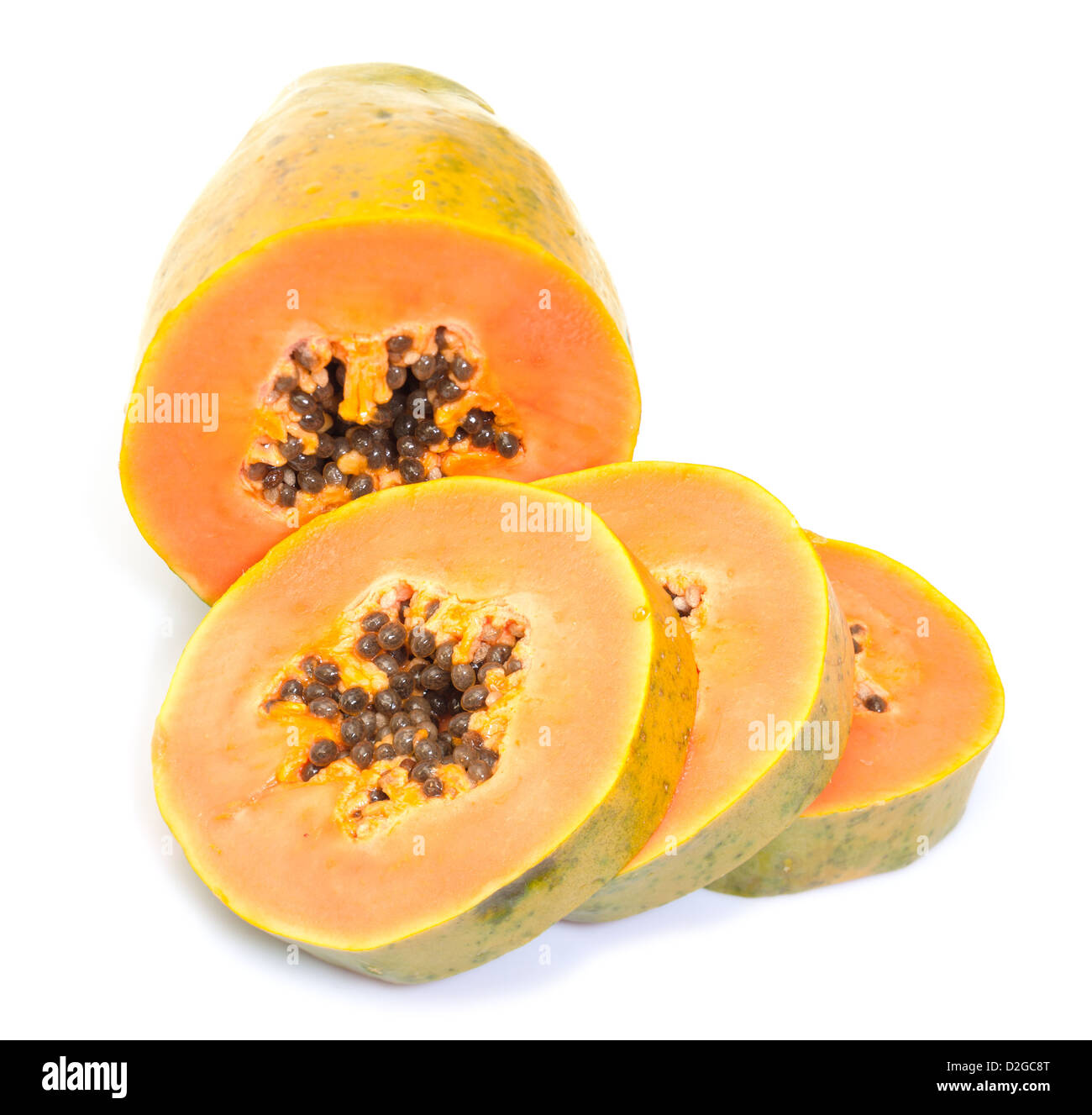 Frische Papaya mit Scheiben auf weißem Hintergrund Stockfoto