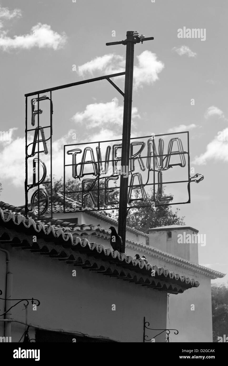 Ein Fado Restaurant oder Taverne in der Altstadt von Funchal, Madeira. Monochrom Stockfoto