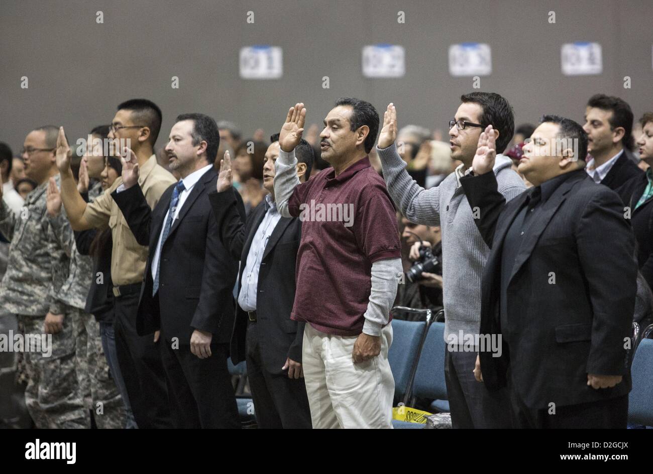 23. Januar 2013 - Los Angeles, Kalifornien (CA, USA - fast 5.000 Kandidaten nehmen ihre Staatsbürgerschaft Eide, US-Bürger während der Einbürgerung Zeremonien im Los Angeles Convention Center Montag, 23. Januar 2012 zu werden. Die Top 10 Länder, die bei den Zeremonien vertreten sind Mexiko, Philippinen, El Salvador, Iran, China, Guatemala, Armenien, Korea, Vietnam und Indien. (Kredit-Bild: © Ringo Chiu/ZUMAPRESS.com) Stockfoto