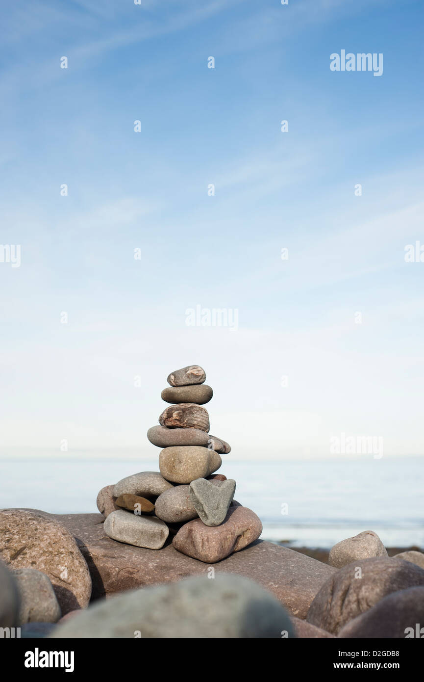 Herzförmigen Stein mit einem Stapel von Steinen am Strand von Porlock Weir, Somerset, England, Vereinigtes Königreich Stockfoto