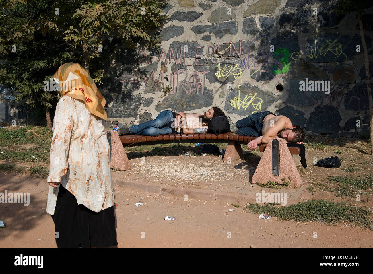 Im Cihangir/Tophane Bereich in Beyoglu jede Nacht junge Leute treffen in einem kleinen Park, sich zu betrinken. Stockfoto