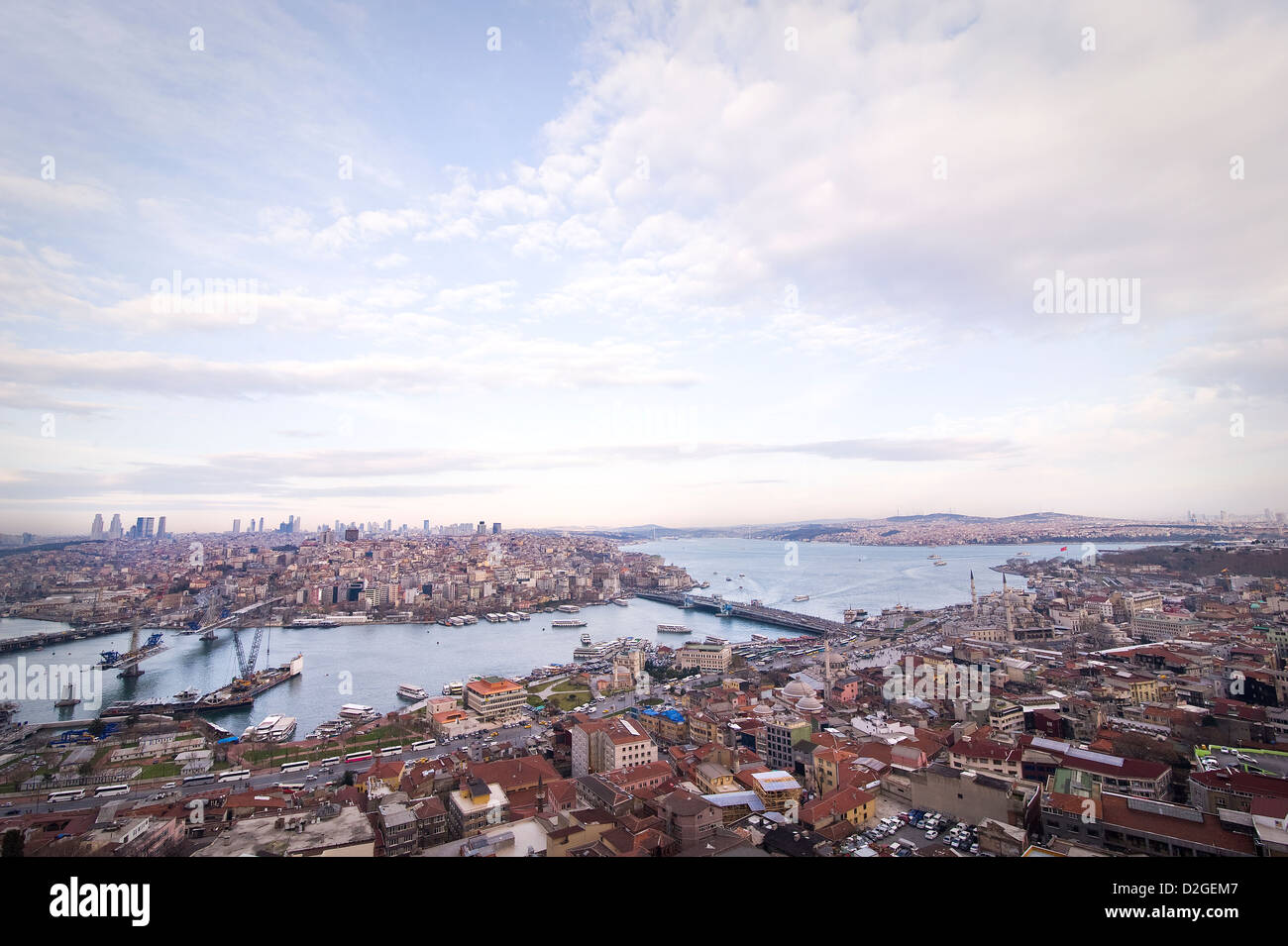 Das Goldene Horn und den Bosporus von oben ist eine atemberaubende Vogelperspektive. Sie können auch die berühmten Galata-Brücke sehen. Stockfoto