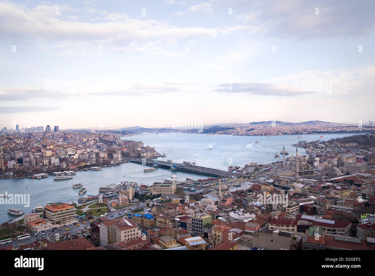 Das Goldene Horn und den Bosporus von oben ist eine atemberaubende Vogelperspektive. Sie können auch die berühmten Galata-Brücke sehen. Stockfoto