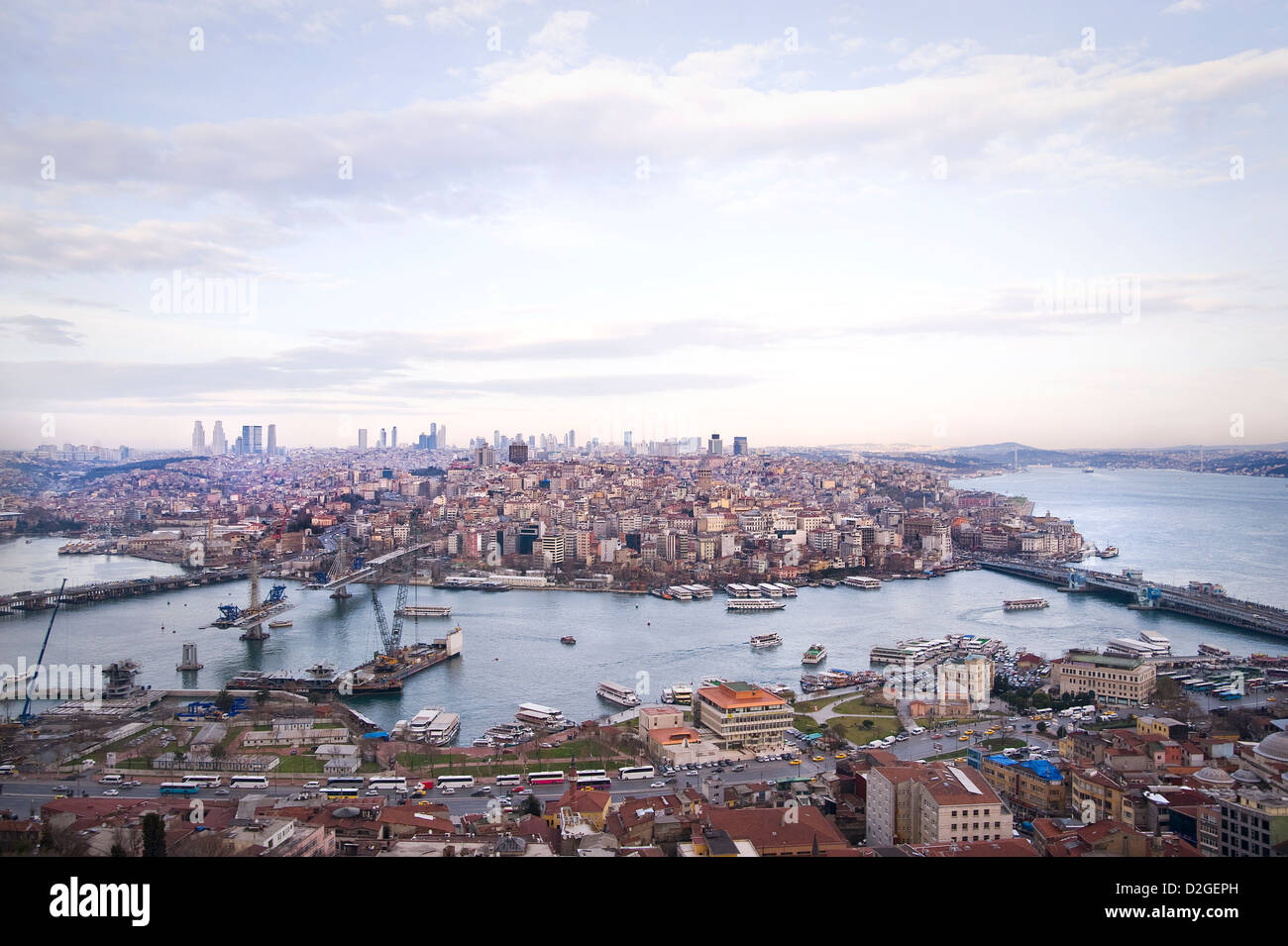 Das Goldene Horn und den Bosporus von oben ist eine atemberaubende Vogelperspektive. Sie können auch die berühmten Galata-Brücke sehen. Stockfoto