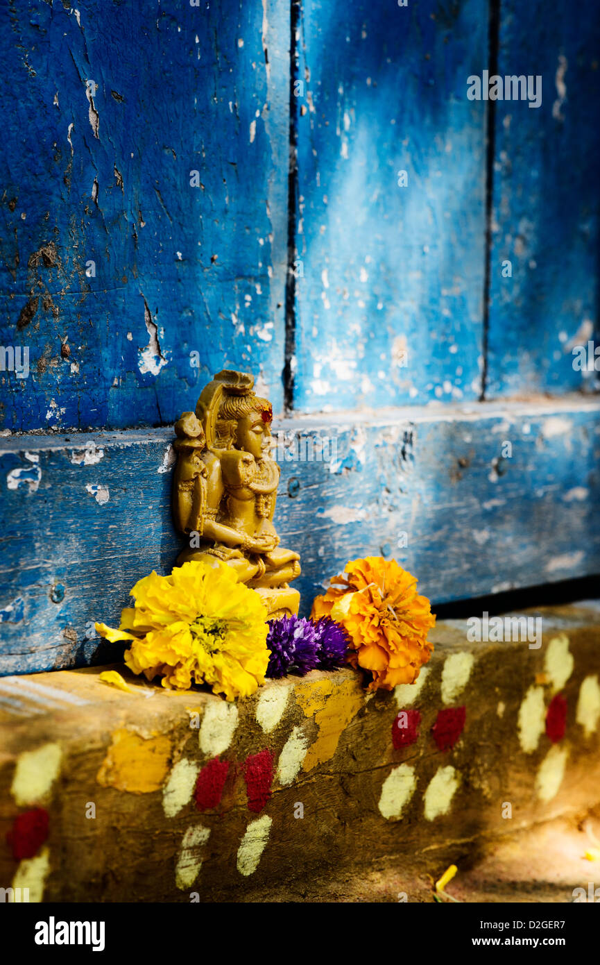 Lord Shiva Statue und Blume Blütenblätter außerhalb Dorf Tempel Eingang. Indien Stockfoto