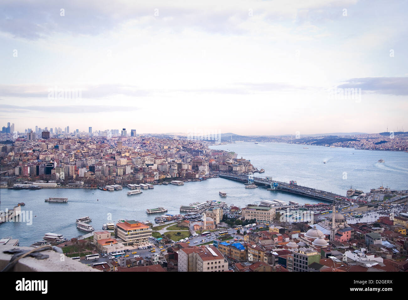 Das Goldene Horn und den Bosporus von oben ist eine atemberaubende Vogelperspektive. Sie können auch die berühmten Galata-Brücke sehen. Stockfoto