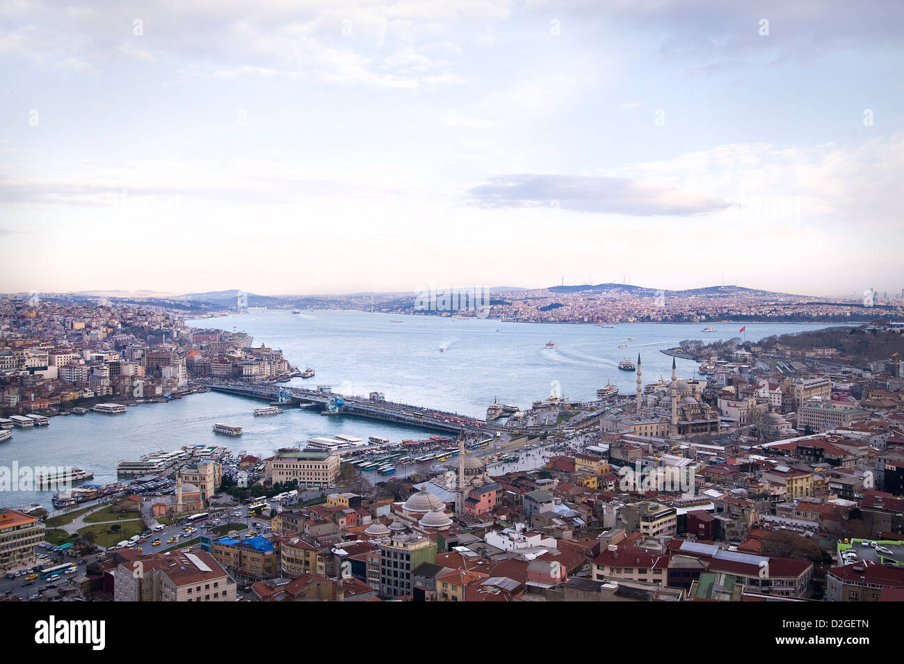 Das Goldene Horn und den Bosporus von oben ist eine atemberaubende Vogelperspektive. Sie können auch die berühmten Galata-Brücke sehen. Stockfoto