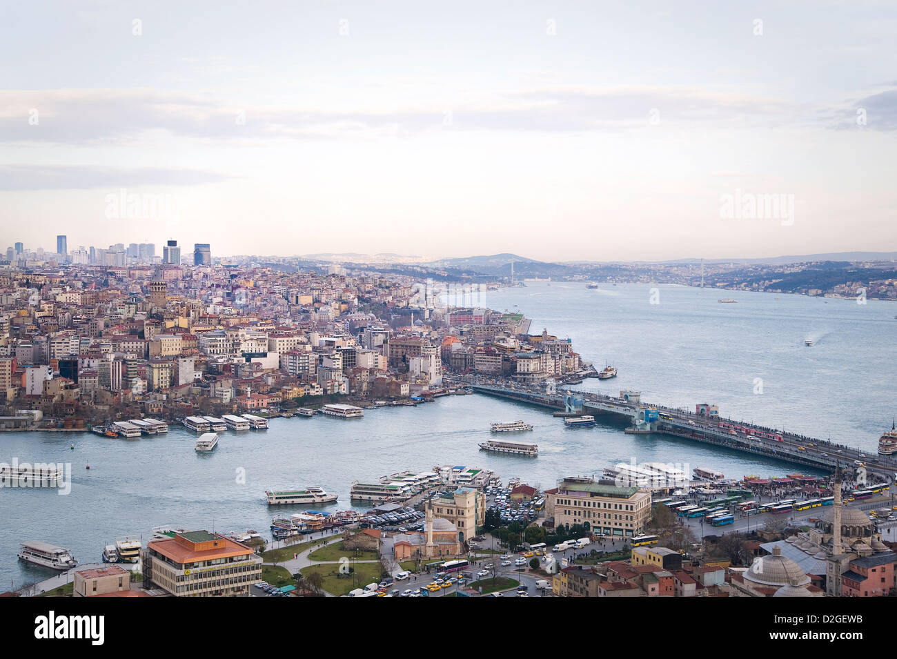 Das Goldene Horn und den Bosporus von oben ist eine atemberaubende Vogelperspektive. Sie können auch die berühmten Galata-Brücke sehen. Stockfoto