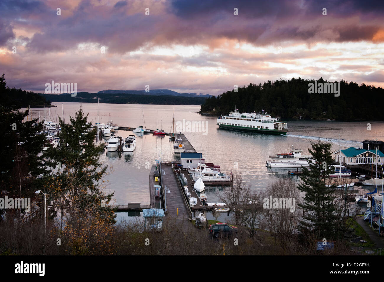 Friday Harbor, San Juan Island, Washington. Ein Washington State Ferry Boat zieht aus dem Dock in Friday Harbor im Puget Sound. Stockfoto