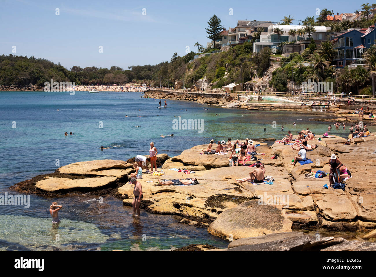 Sommer Massen Sonnenbaden und schwimmen entlang der Gehweg Shelly Beach in der Nähe von Manly Sydney Australia Stockfoto