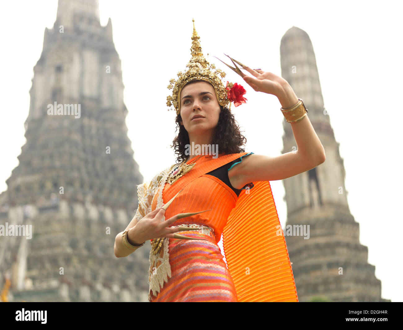 Frau in traditioneller thai Kostüm posiert vor Wat Arun Tempel der Morgenröte in Bangkok, Thailand Stockfoto