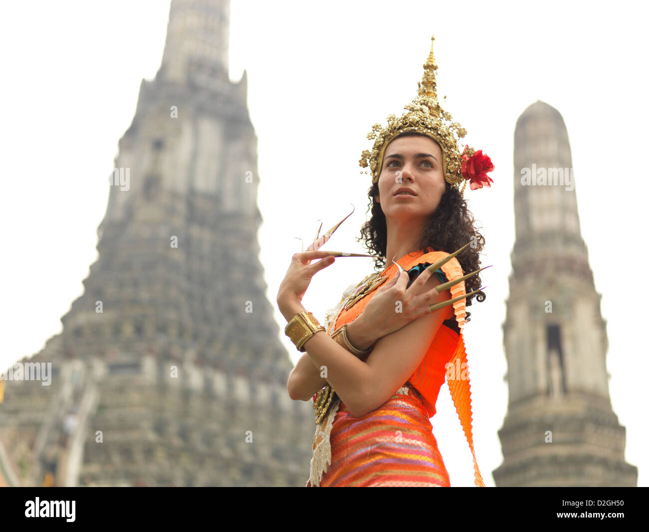 Frau in traditioneller thai Kostüm posiert vor Wat Arun Tempel der Morgenröte in Bangkok, Thailand Stockfoto