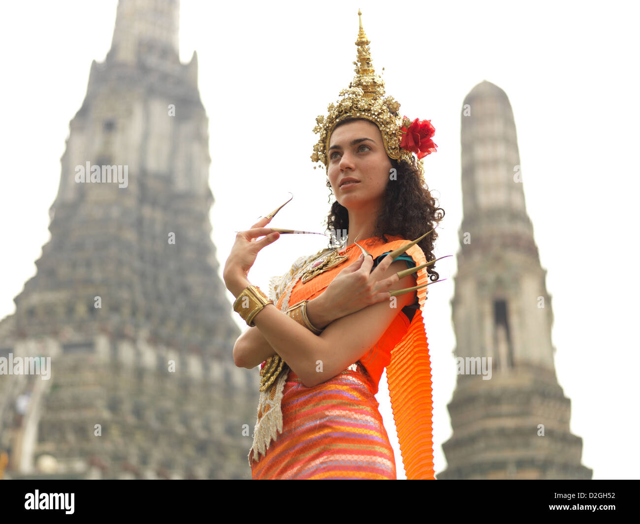 Frau in traditioneller thai Kostüm posiert vor Wat Arun Tempel der Morgenröte in Bangkok, Thailand Stockfoto