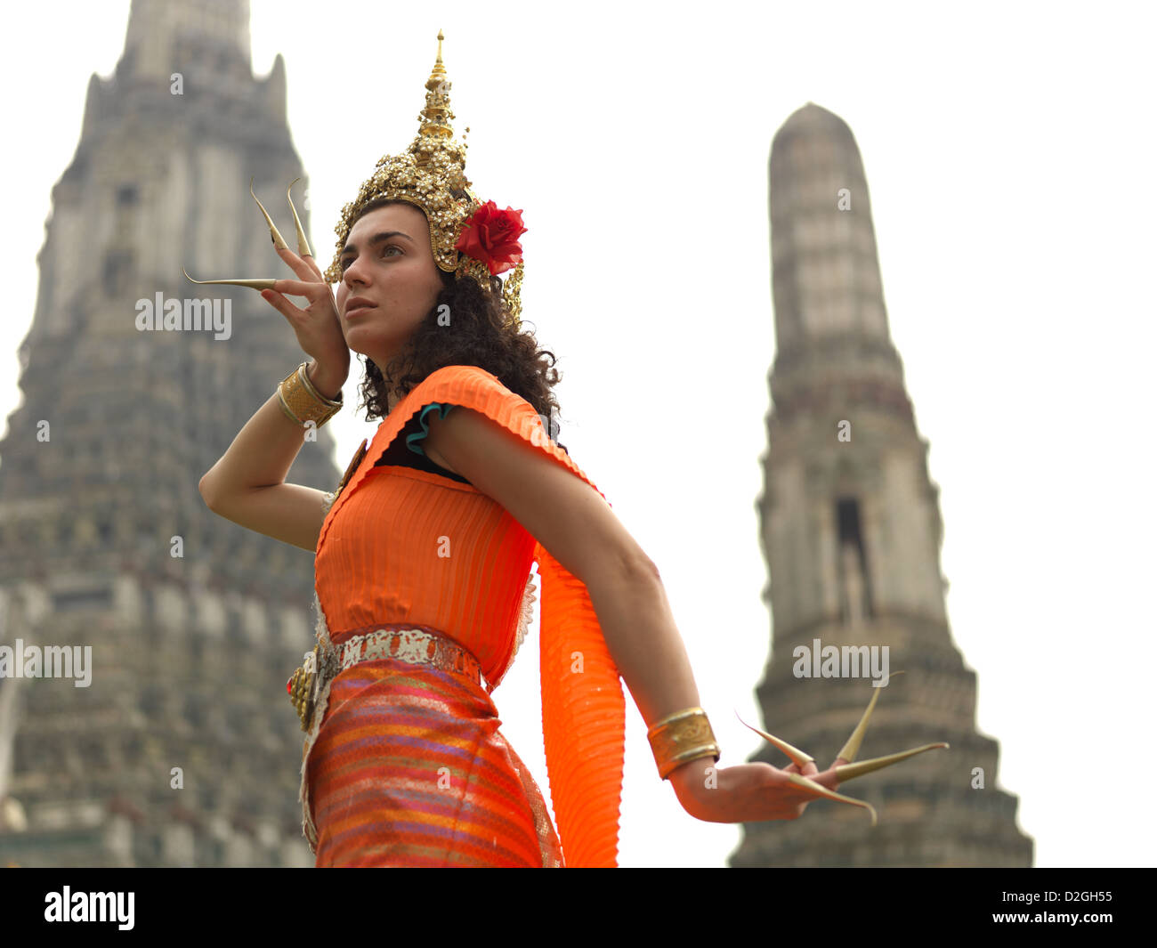 Frau in traditioneller thai Kostüm posiert vor Wat Arun Tempel der Morgenröte in Bangkok, Thailand Stockfoto