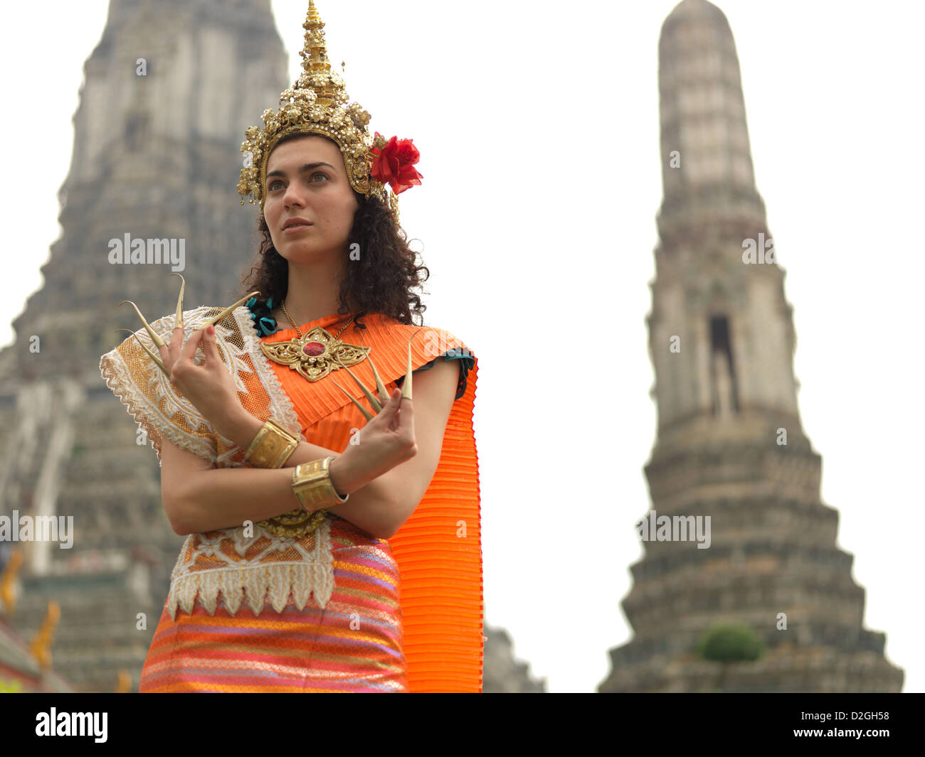 Frau in traditioneller thai Kostüm posiert vor Wat Arun Tempel der Morgenröte in Bangkok, Thailand Stockfoto