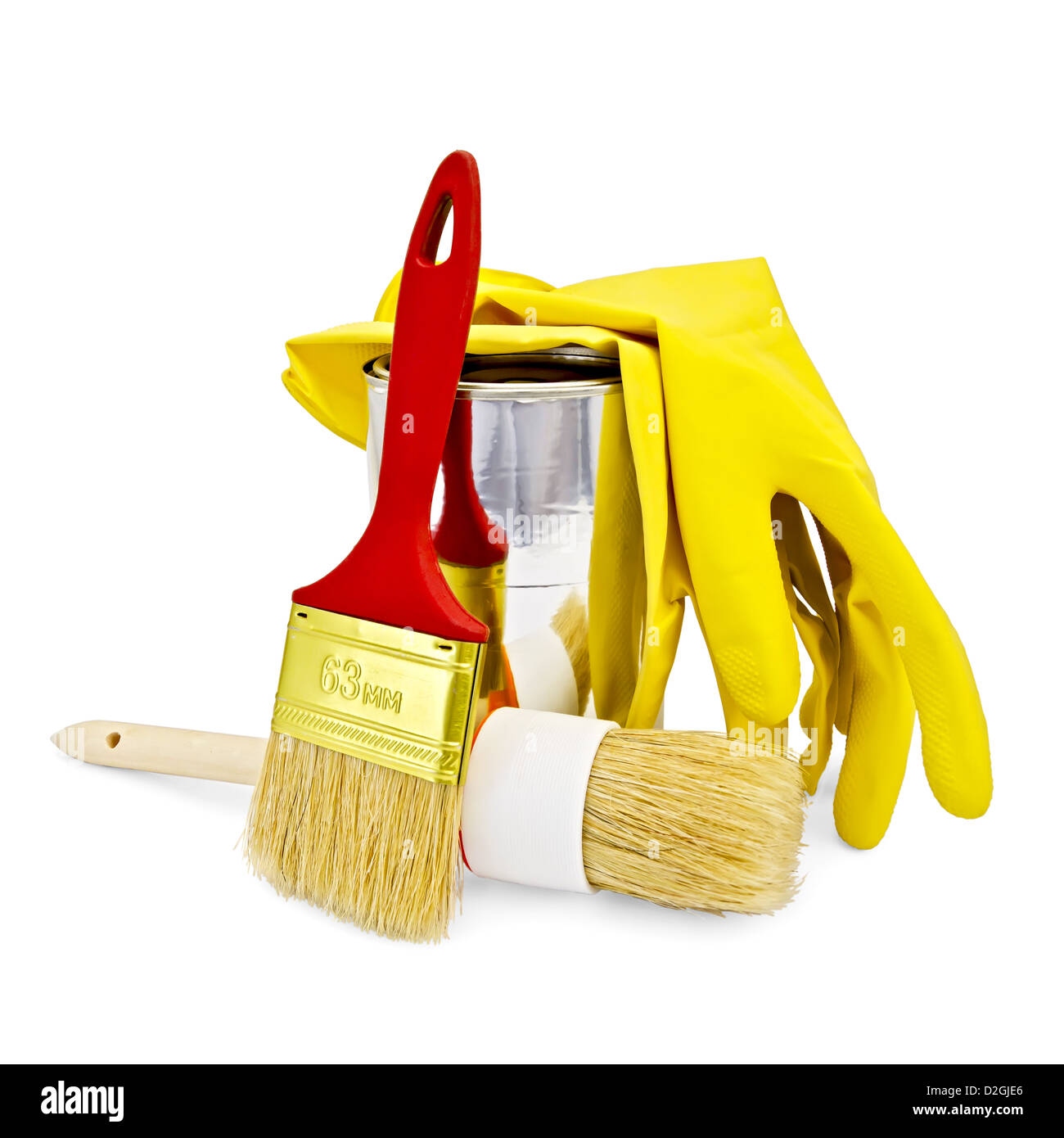 Zwei Bürsten in verschiedenen Größen mit gelben Handschuhen und einem Glas isoliert auf weißem Hintergrund Stockfoto