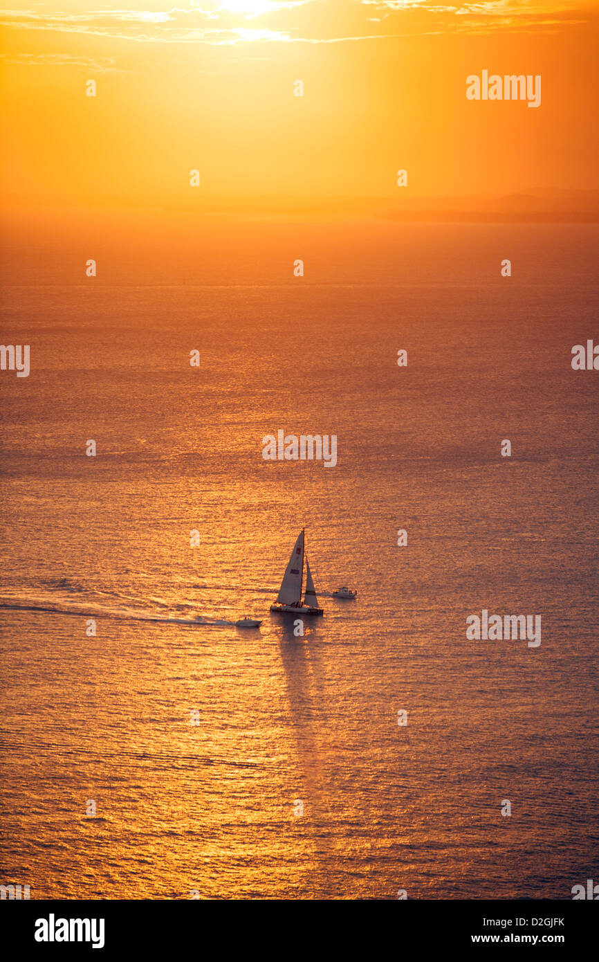 Eine Yacht auf dem Meer bei Sonnenuntergang Stockfoto