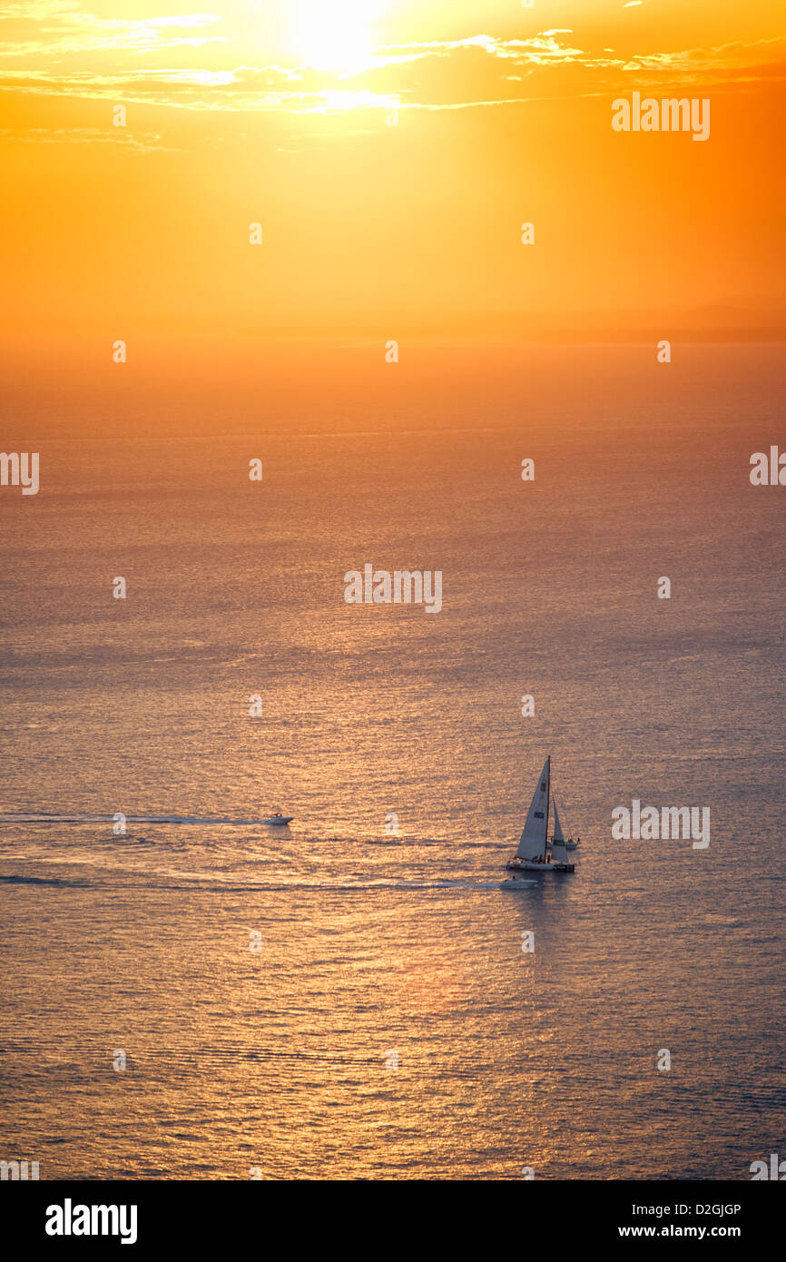 Eine Yacht auf dem Meer bei Sonnenuntergang Stockfoto