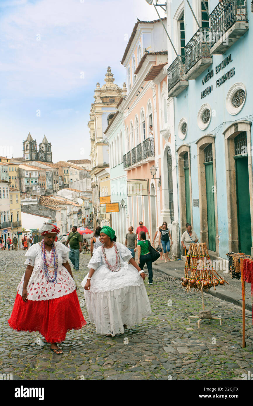 Baianas zu Fuß entlang einer gepflasterten Straße im historischen Zentrum von Salvador, Bahia, Brasilien Stockfoto
