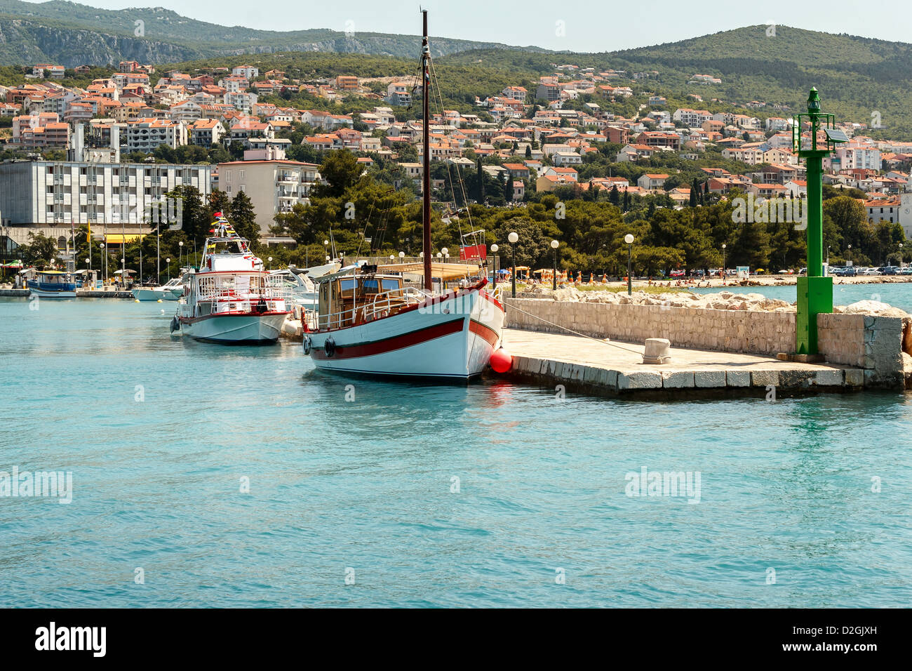 zwei Kreuzfahrt Boote am Pier im kroatischen Meer Stockfoto