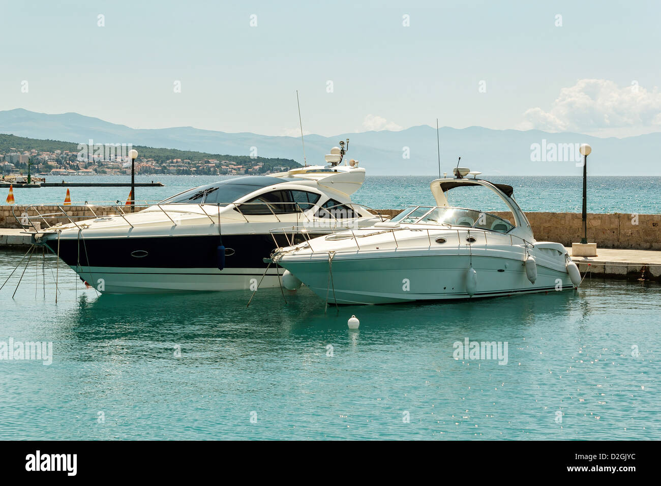 zwei Luxus-Yachten auf Pier im kroatischen Meer Stockfoto