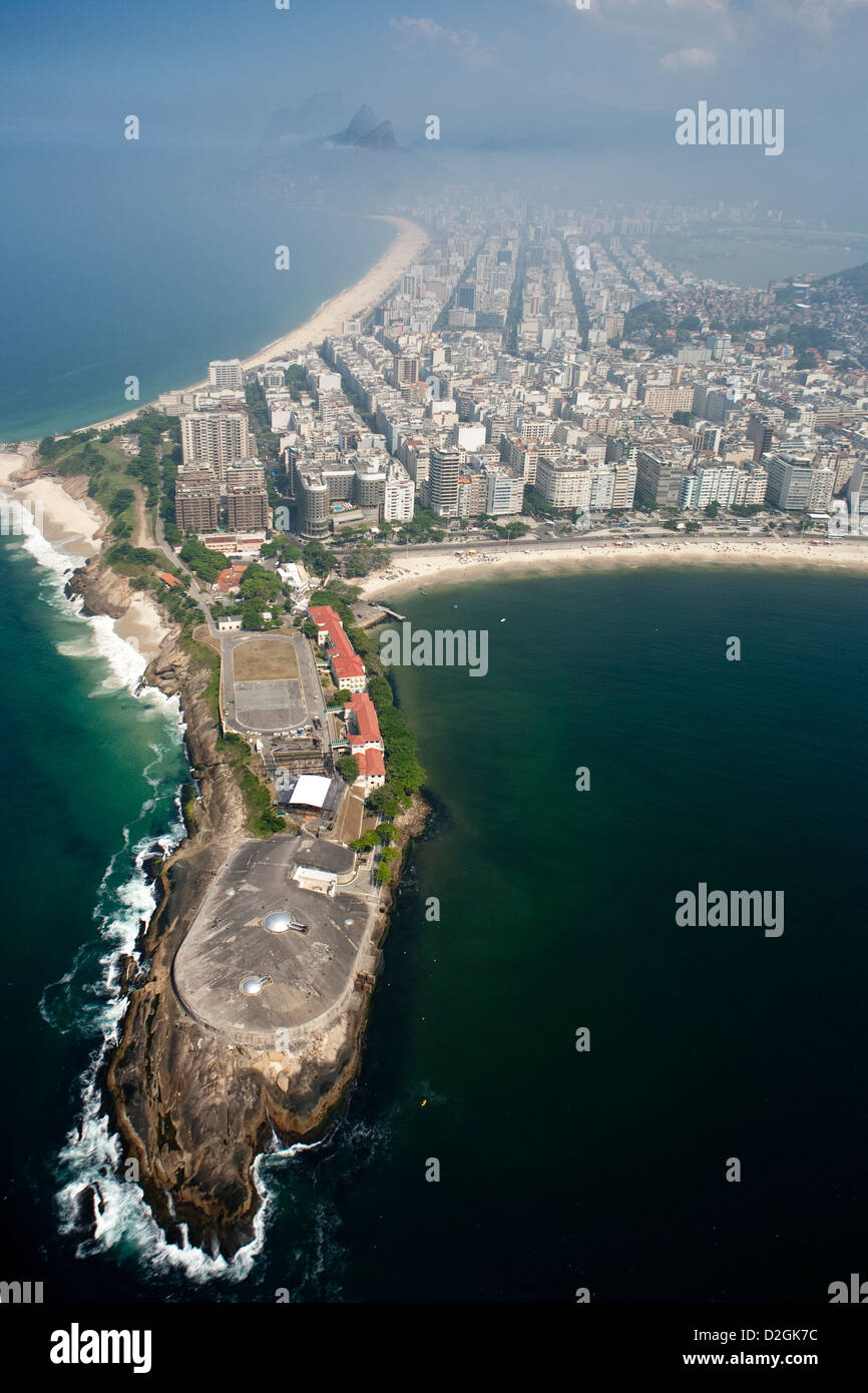 Luftaufnahme des Arpoador mit der Festung von der Papaina und den Stränden von Arpoador, der Papaina und Ipanema, Rio de Janeiro, Brasilien Stockfoto