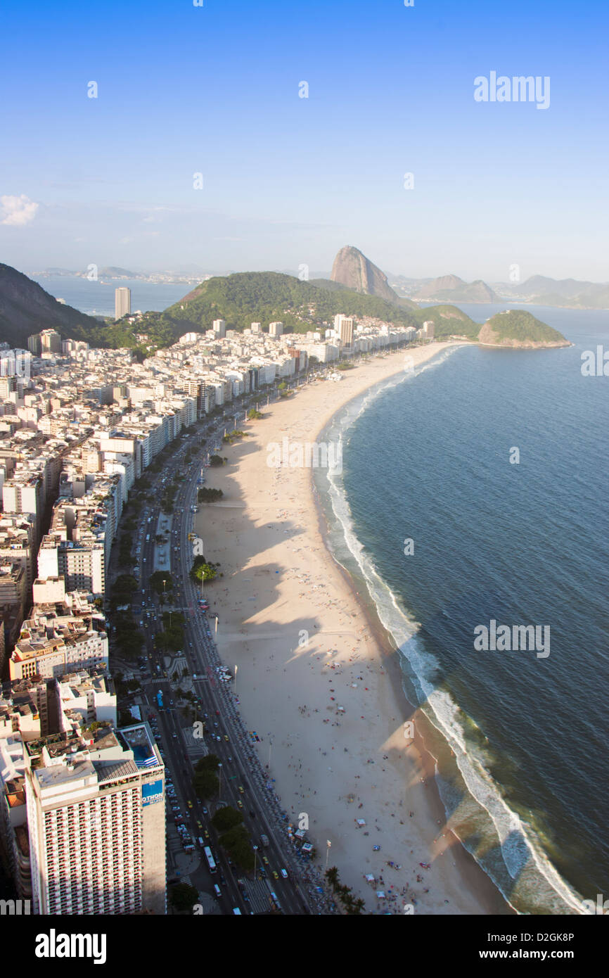 Copacabana und Leme Strände mit den Zuckerhut in der Ferne Stockfoto