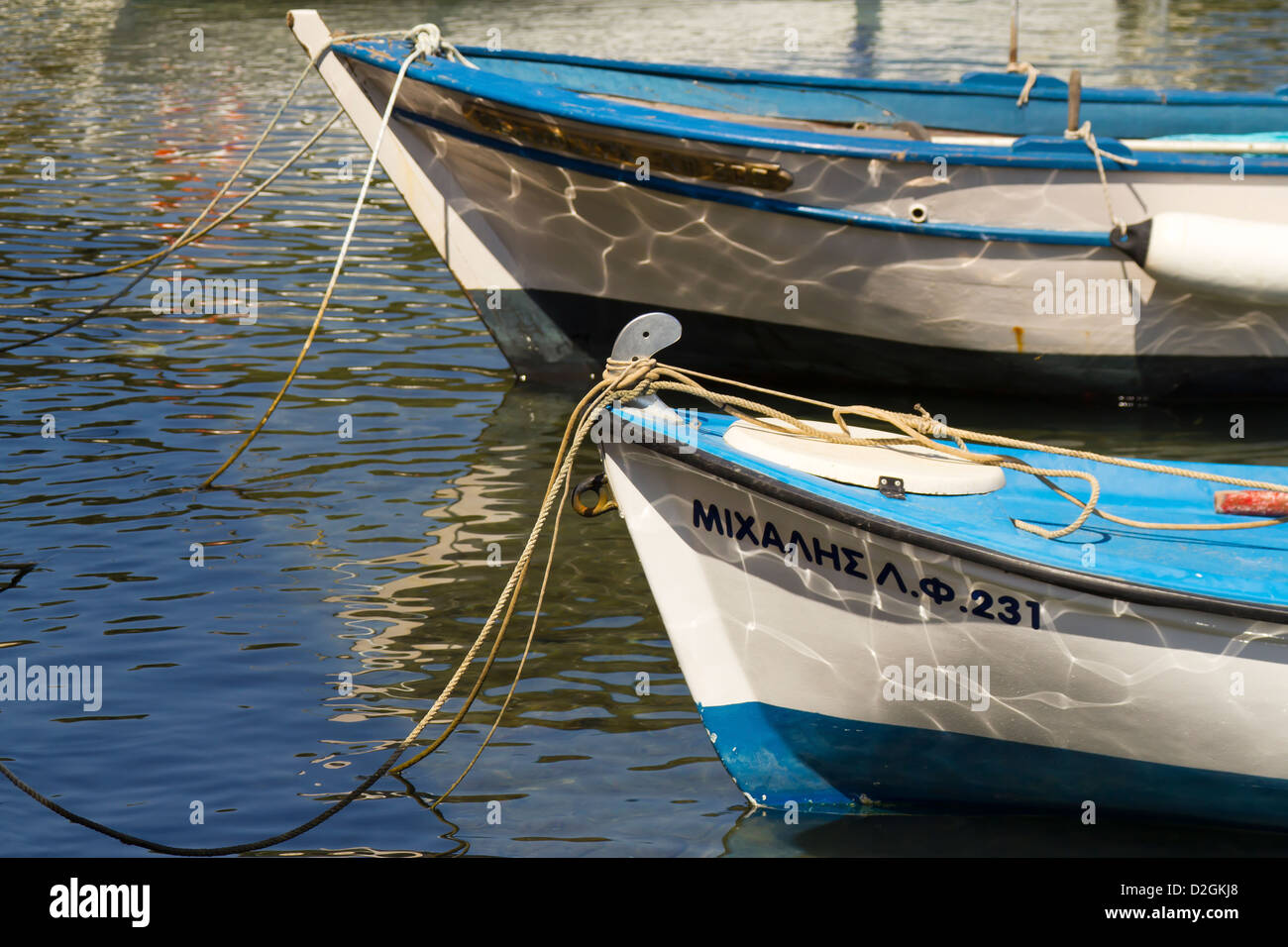 Bunte traditionelle Fischerboote im Hafen, Poros, Kefalonia, Griechenland, Europa Stockfoto