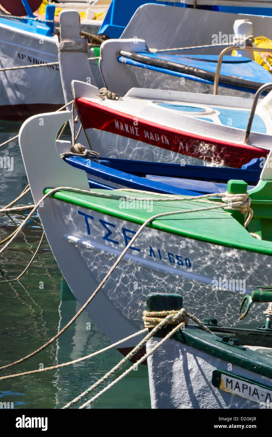 Bunte traditionelle Fischerboote im Hafen, Poros, Kefalonia, Griechenland, Europa Stockfoto