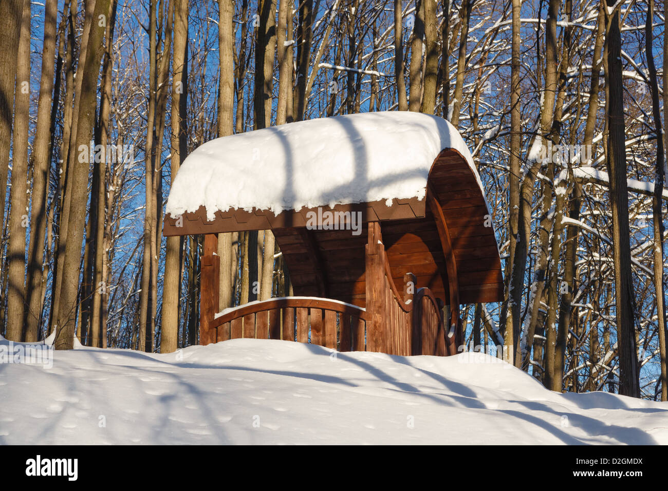 Hölzerne Laube im Winter Holz Stockfoto