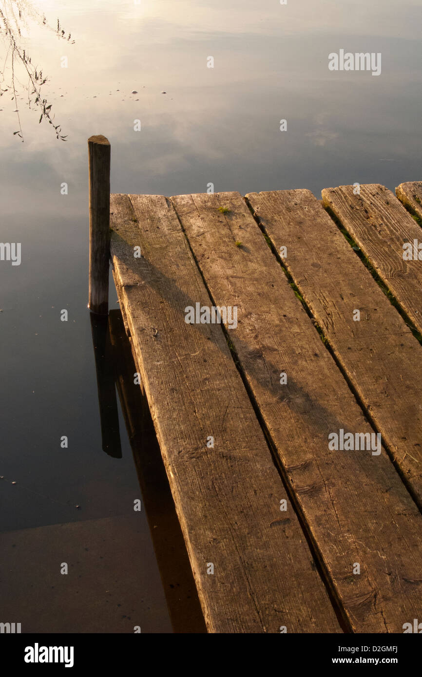 Hölzerne Steg Pier See im späten Nachmittag Licht Stockfoto