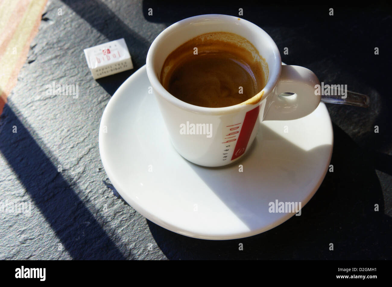 Espresso Kaffee in einer kleinen Schale auf einer Schiefertafel Tischplatte in Les Templiers Restaurant, Collioure. Stockfoto