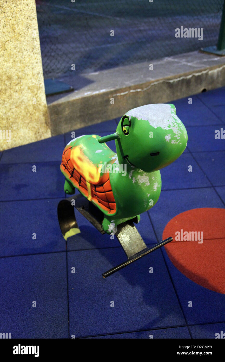 Es ist ein Foto von einem alten Spielzeug Kind sitzen kann, auf die grüne Farbe ist. Ich habe keine Ahnung, was für ein Tier es ist. Vielleicht eine Schildkröte Stockfoto