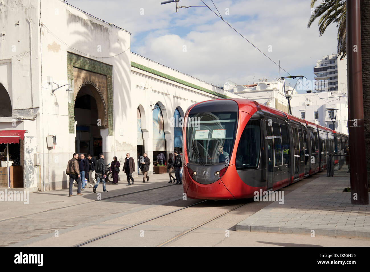 Casablanca, Marokko - 22. Januar 2013: Straßenbahn auf den Straßen von Casablanca, Marokko. Passagiere und Fahrer deutlich sichtbar. Stockfoto