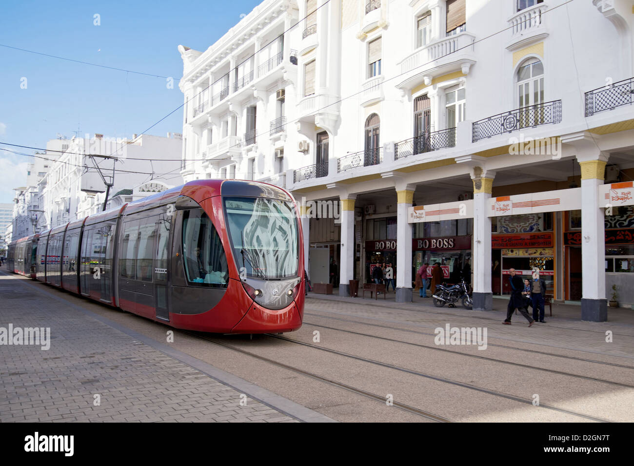 Straßenbahn auf den Straßen von Casablanca, Marokko. Passagiere und Fahrer deutlich sichtbar. Stockfoto