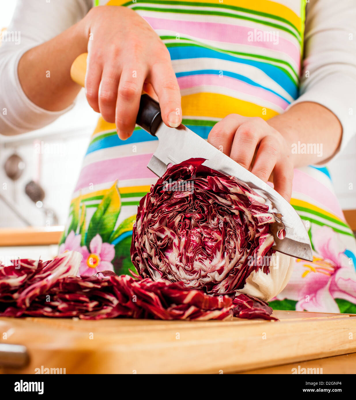 Frauenhand Rotkohl hinter frisches Gemüse schneiden. Stockfoto