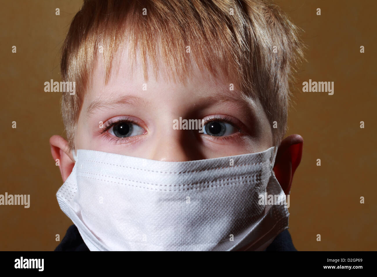 kleiner Junge in Medizin Gesundheitswesen Maske Stockfoto