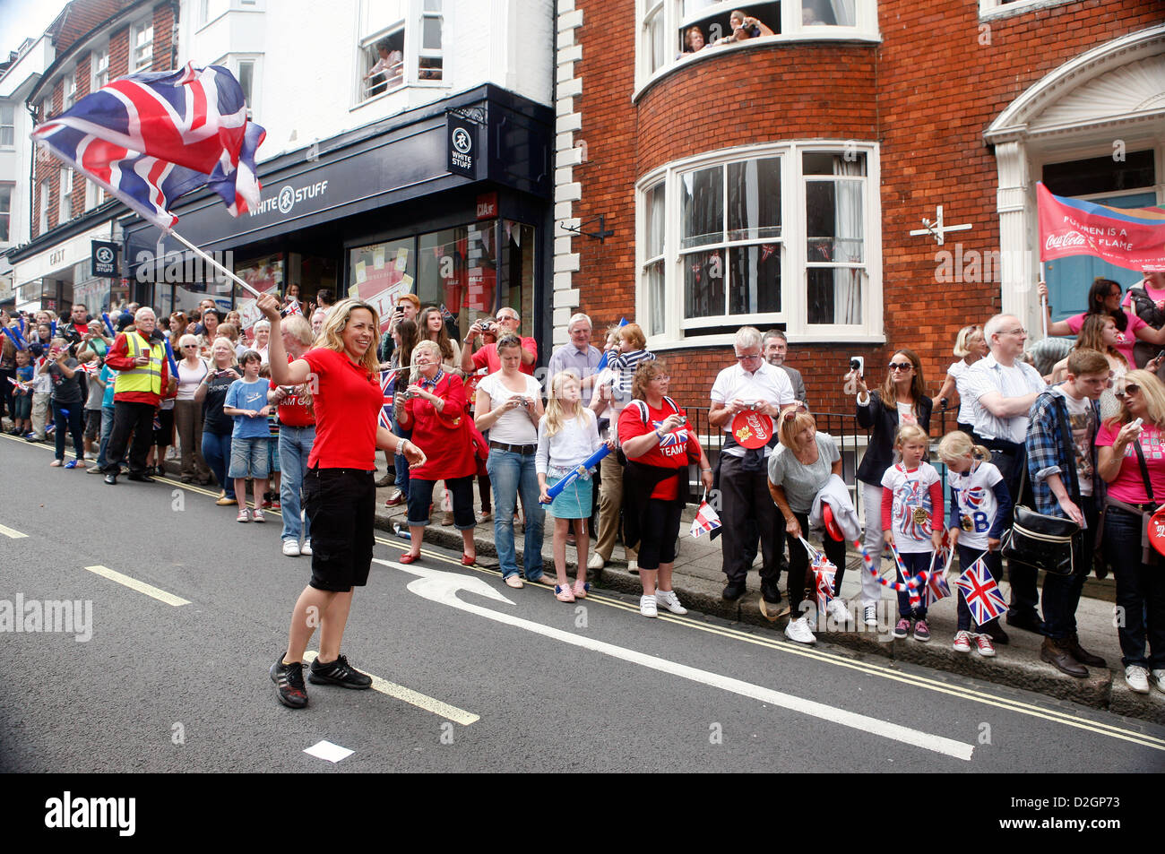 Kundenansturm bei der kleinen Marktstadt Lewes in East Sussex, Olympischer Fackellauf in den Aufbau der Spiele 2012 zu sehen. Stockfoto