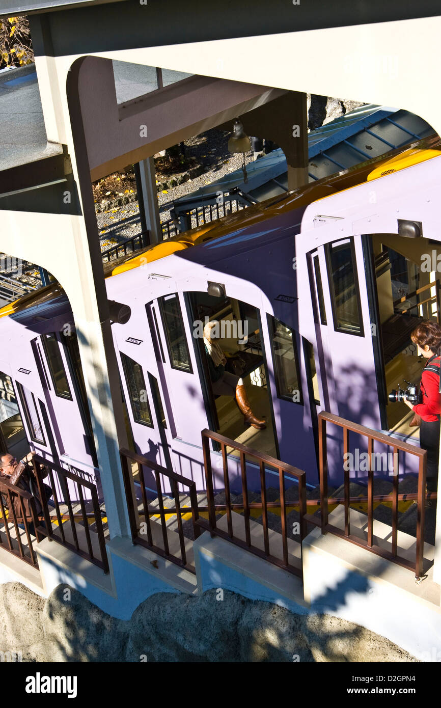 Fahrgäste auf Standseilbahn in Brunate Station für den steilen Abstieg nach Lake Como Lombardei Italien Europa Stockfoto