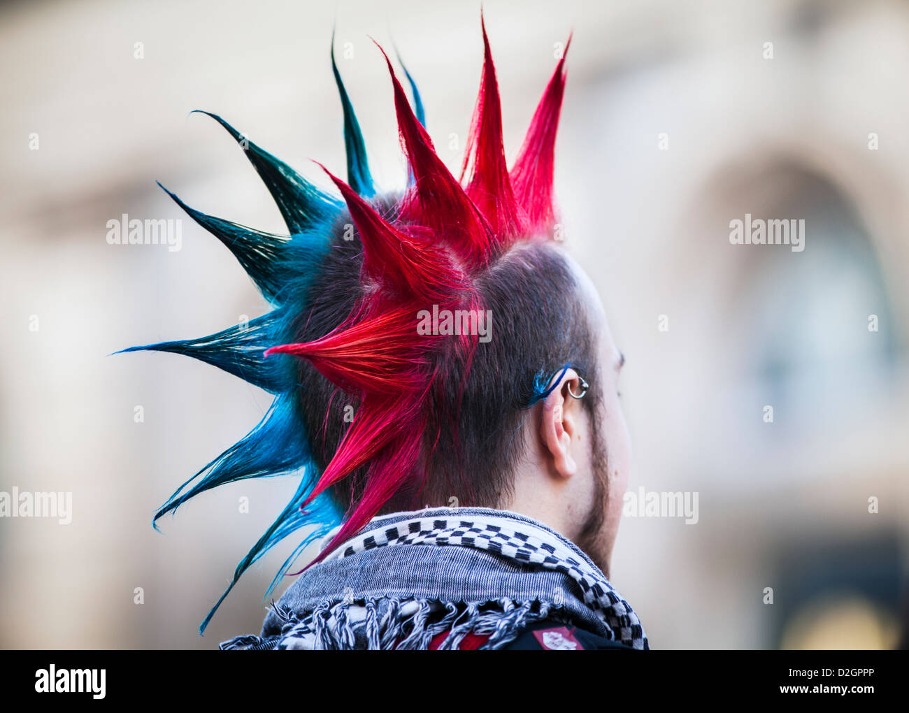 Ein Punk-Rocker mit einem bunten Irokesenschnitt Haar geschnitten in Birmingham, UK Stockfoto